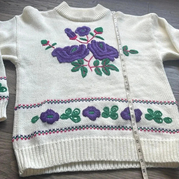 Avocado | Vintage 80’s 90’s Made in Hong Kong knit sweater / embroidered flowers - Picture 7 of 11